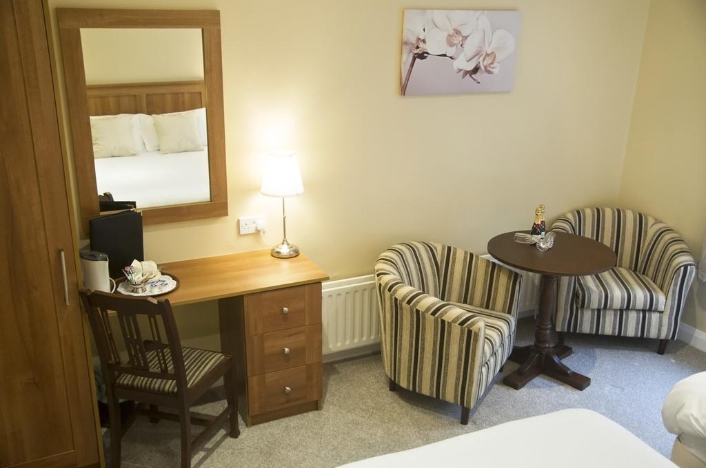 Hillview House Hotell Lusk Exteriör bild