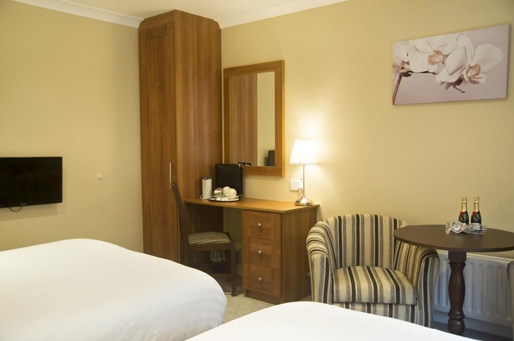Hillview House Hotell Lusk Exteriör bild